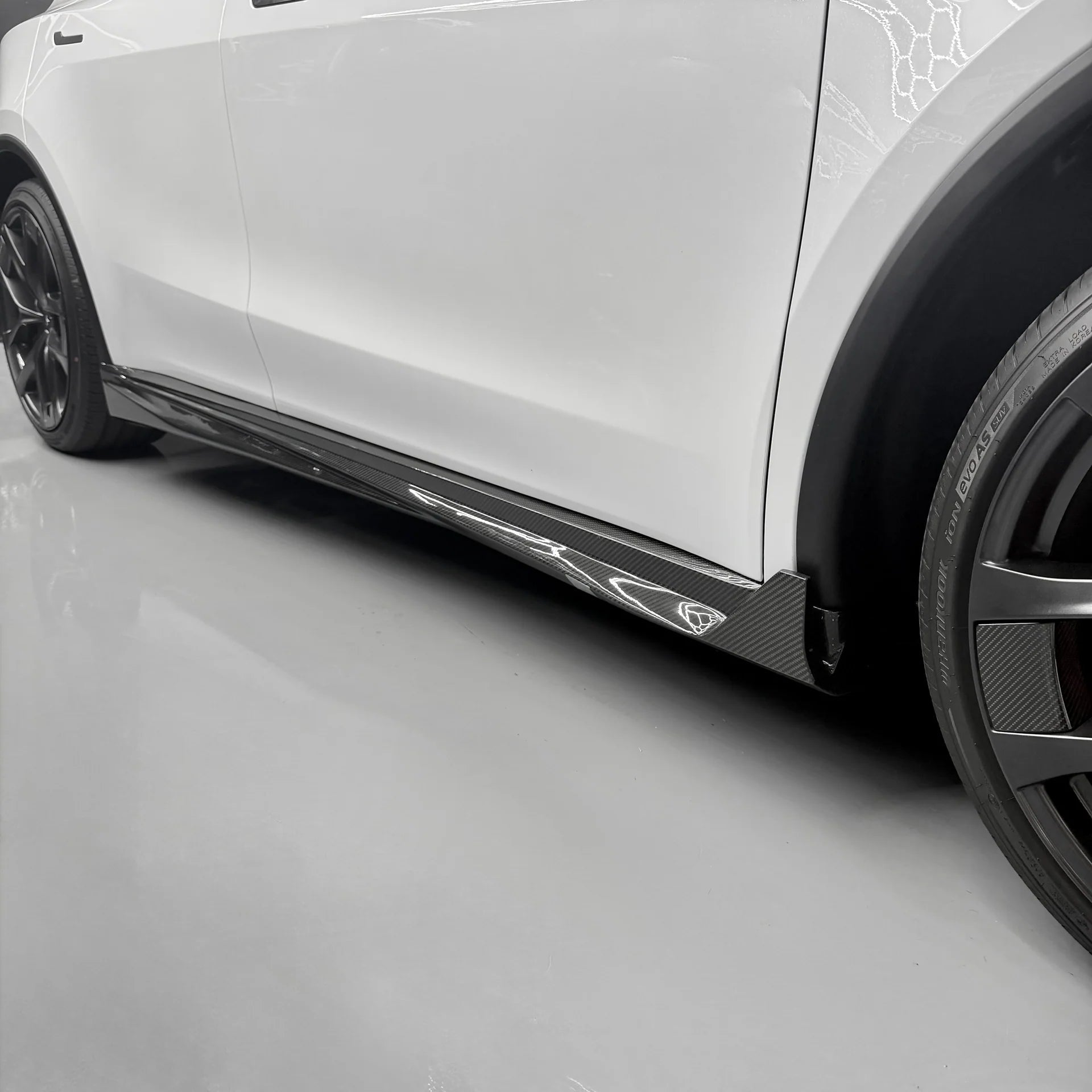 Carbon-Fiber Side Surface - TESVX Side Skirts